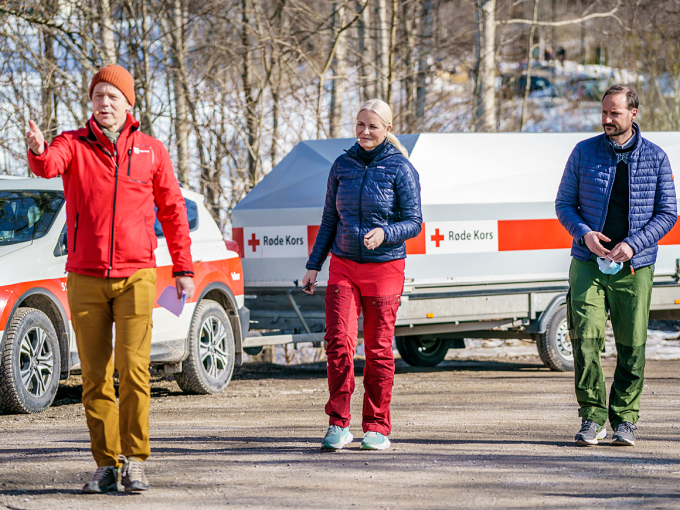 Kronprinsparet ble tatt imot av generalsekretær i Røde Kors, Bernt G. Apeland, da de kom til Semsvannet. Foto: Stian Lysberg Solum / NTB